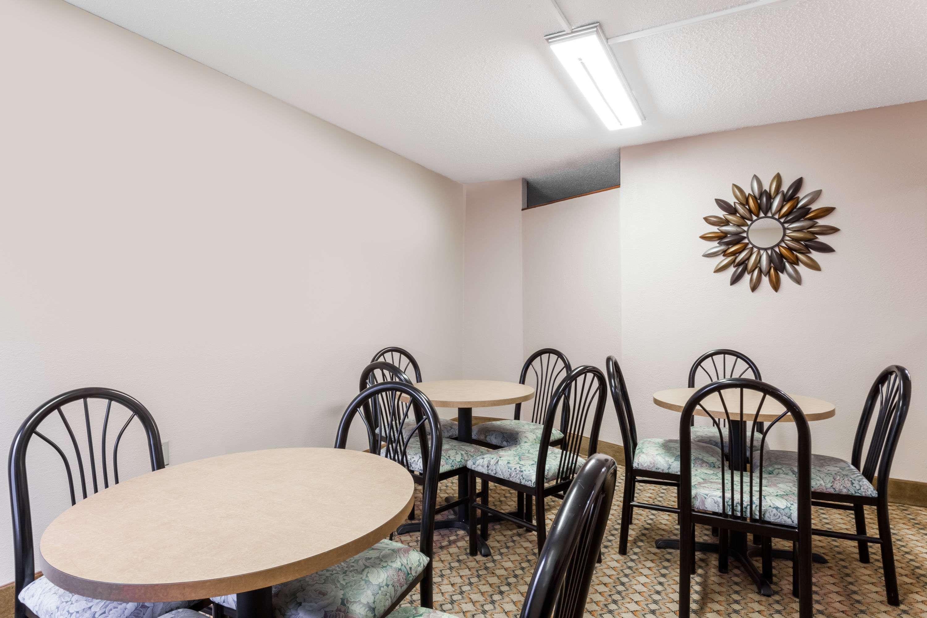 Super 8 By Wyndham Harrisburg Hotel Екстериор снимка