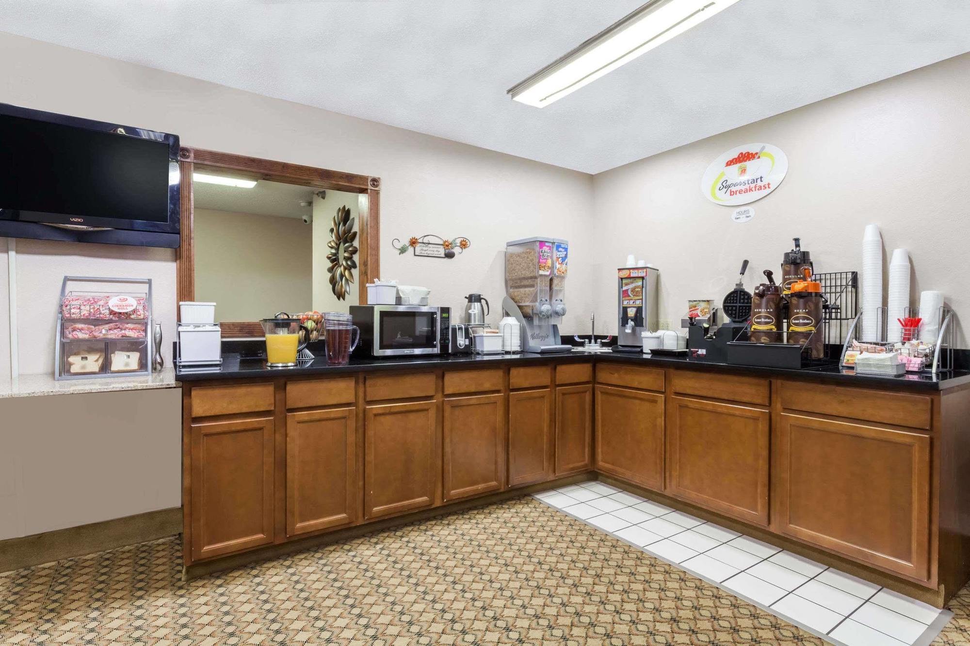 Super 8 By Wyndham Harrisburg Hotel Екстериор снимка